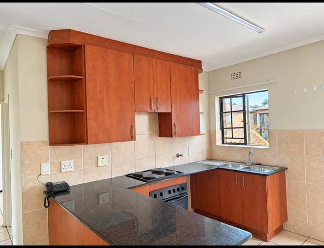 2 BEDROOM TOWNHOUSE FOR SALE IN SONNEVELD
